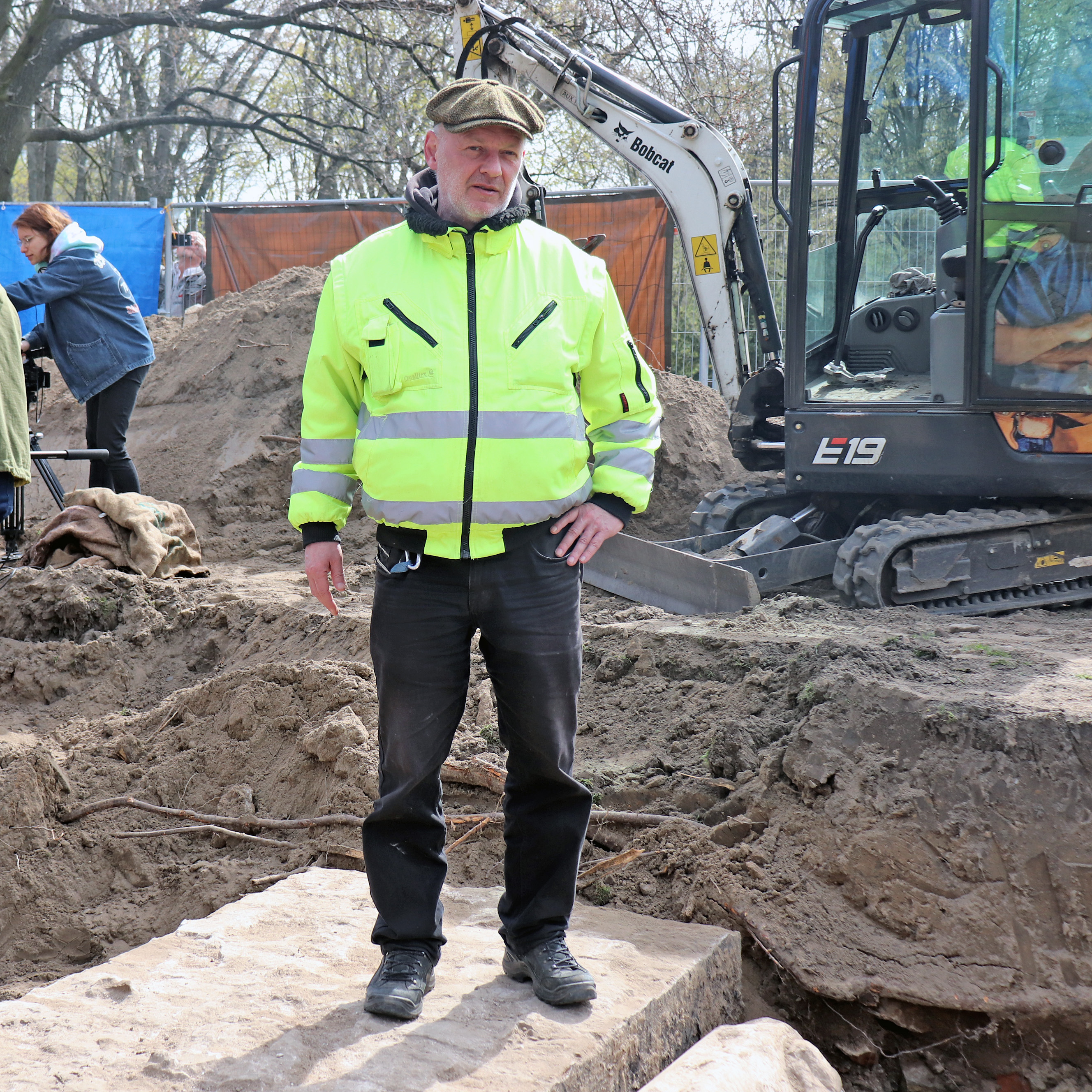 Der Chef des Berliner Unterwelten e.V., Dietmar Arnold steht im Humboldthain auf der wiedergefundenen Stier-Statue. Foto: Schnell